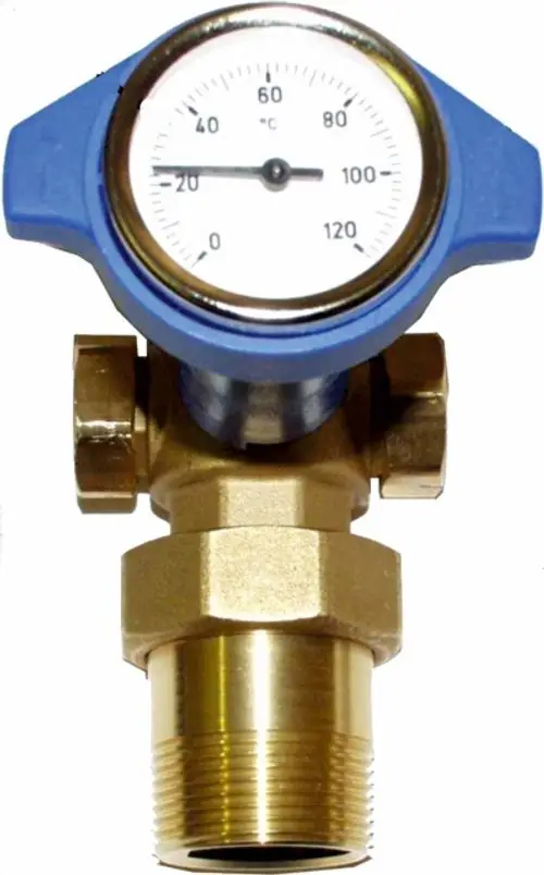 Thermometer mit blauem Gehäuse an einem Absperrventil aus Metall, zur Nutzung in Heizungsanwendungen, erkennbar als Teil eines Wolf-Systems für Rücklaufanhebung.